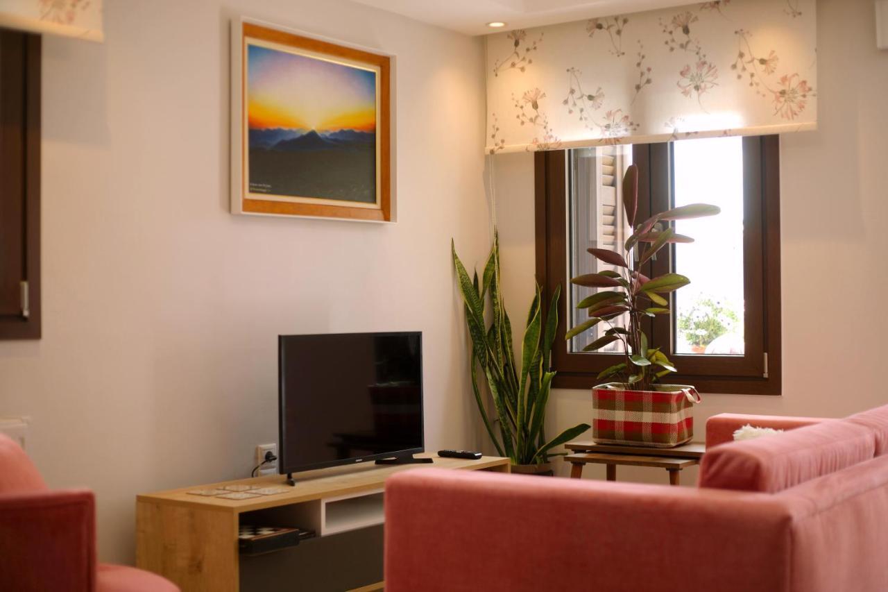 Appartement Το Σπίτι Της Ευτυχίας Σουίτα à Karpenísion Extérieur photo