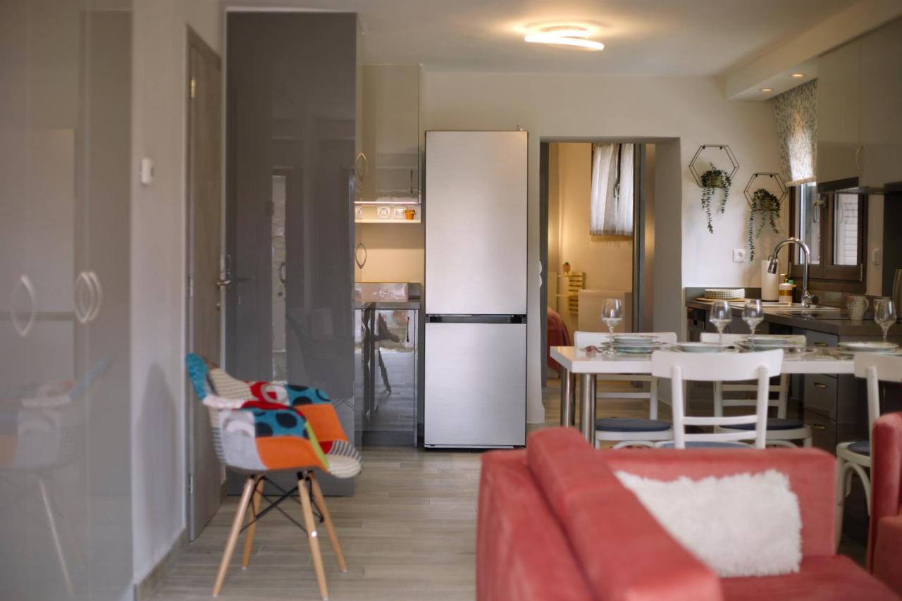 Appartement Το Σπίτι Της Ευτυχίας Σουίτα à Karpenísion Extérieur photo